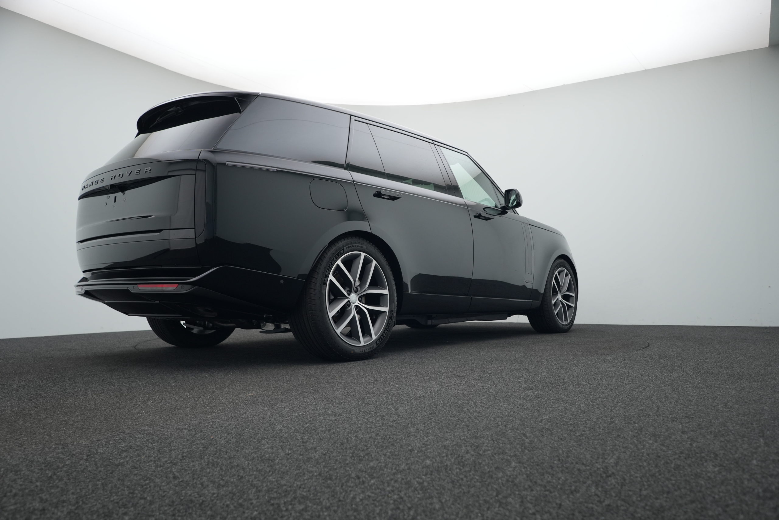 Range Rover Autobiography Long Wheelbase P460e hybrid with/without driver - Image 6