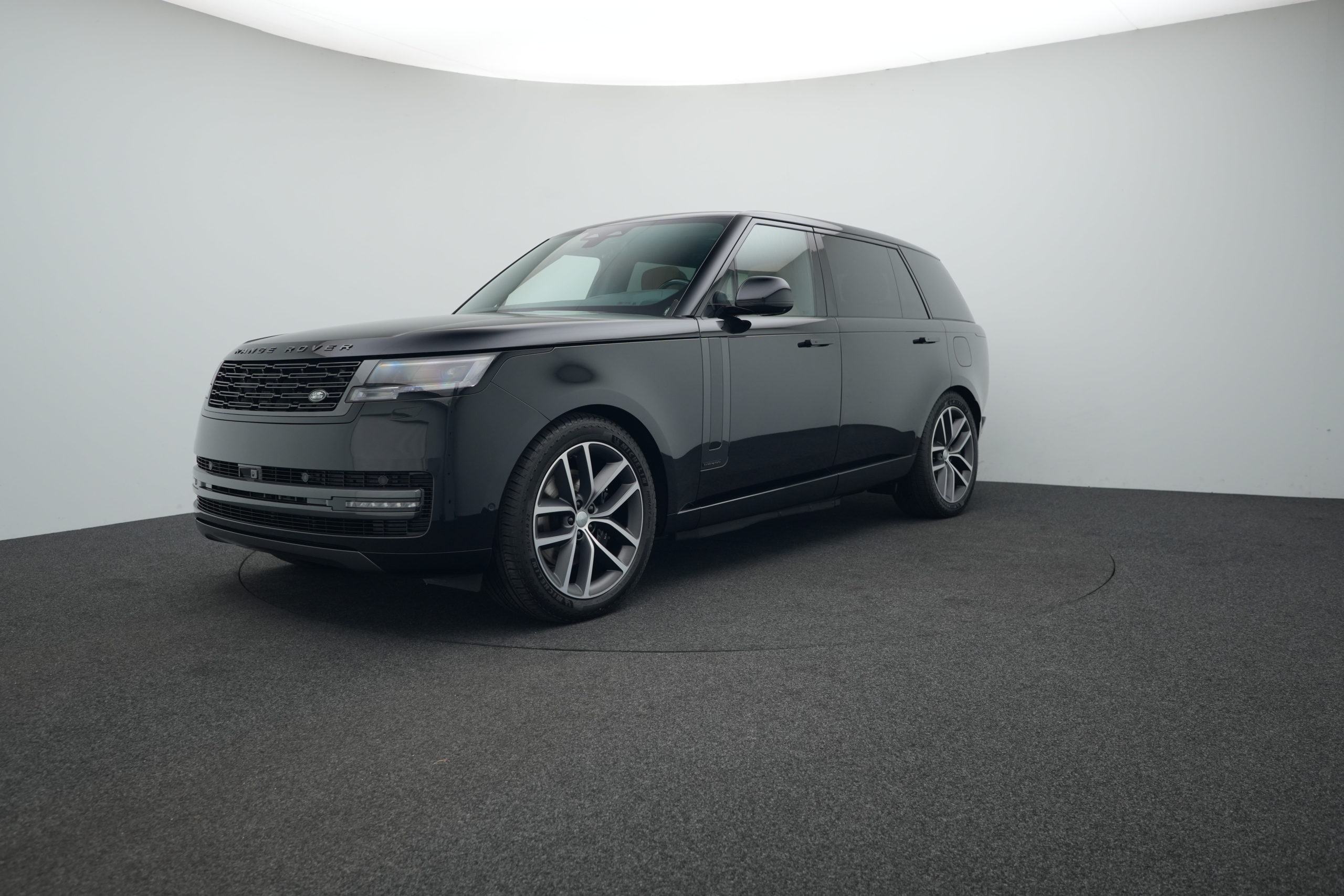 Range Rover Autobiography Long Wheelbase P460e hybrid with/without driver - Image 5