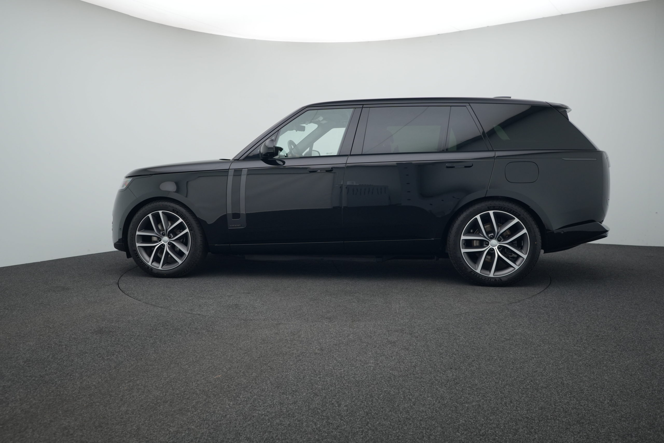 Range Rover Autobiography Long Wheelbase P460e hybrid with/without driver - Image 3