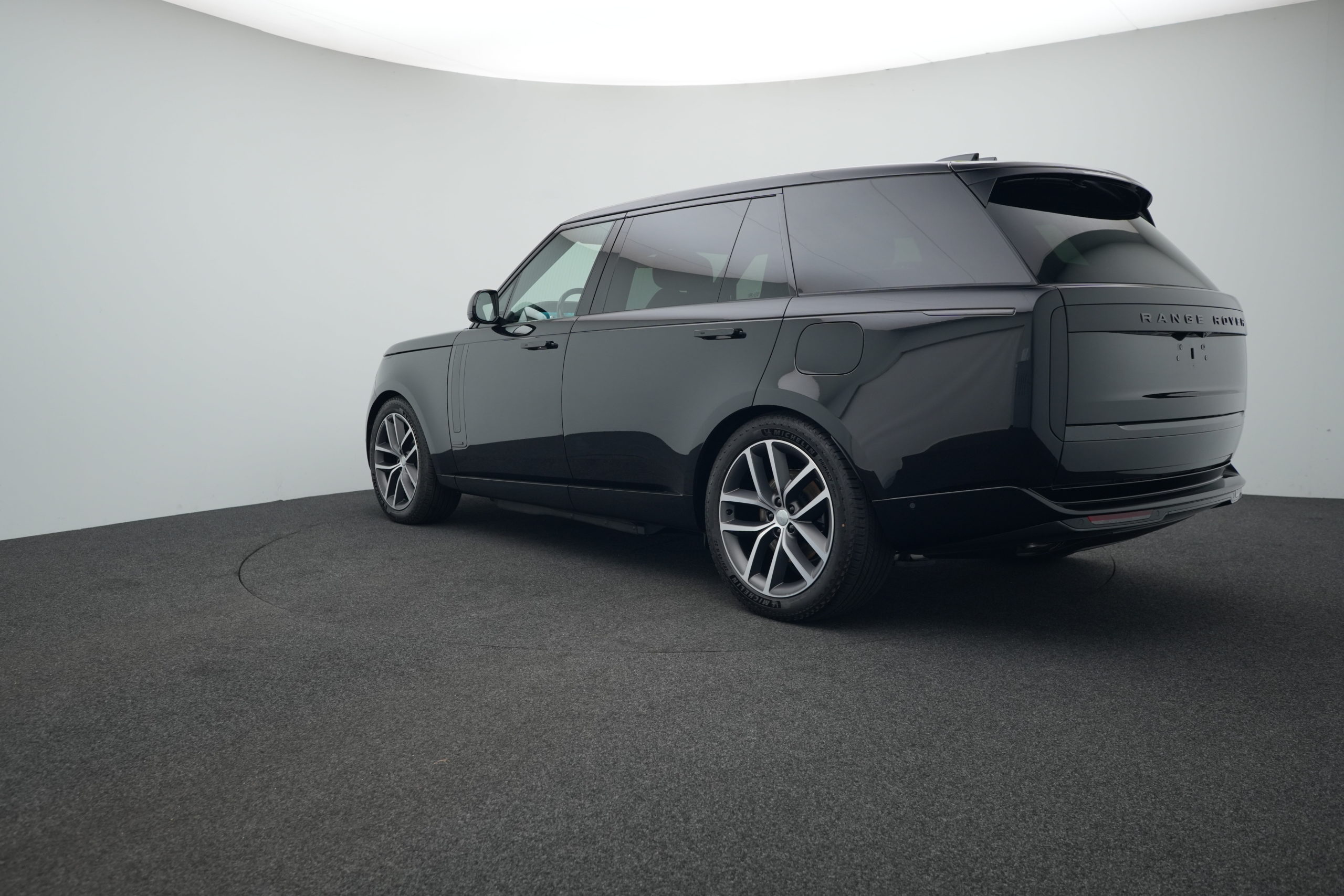 Range Rover Autobiography Long Wheelbase P460e hybrid with/without driver - Image 7