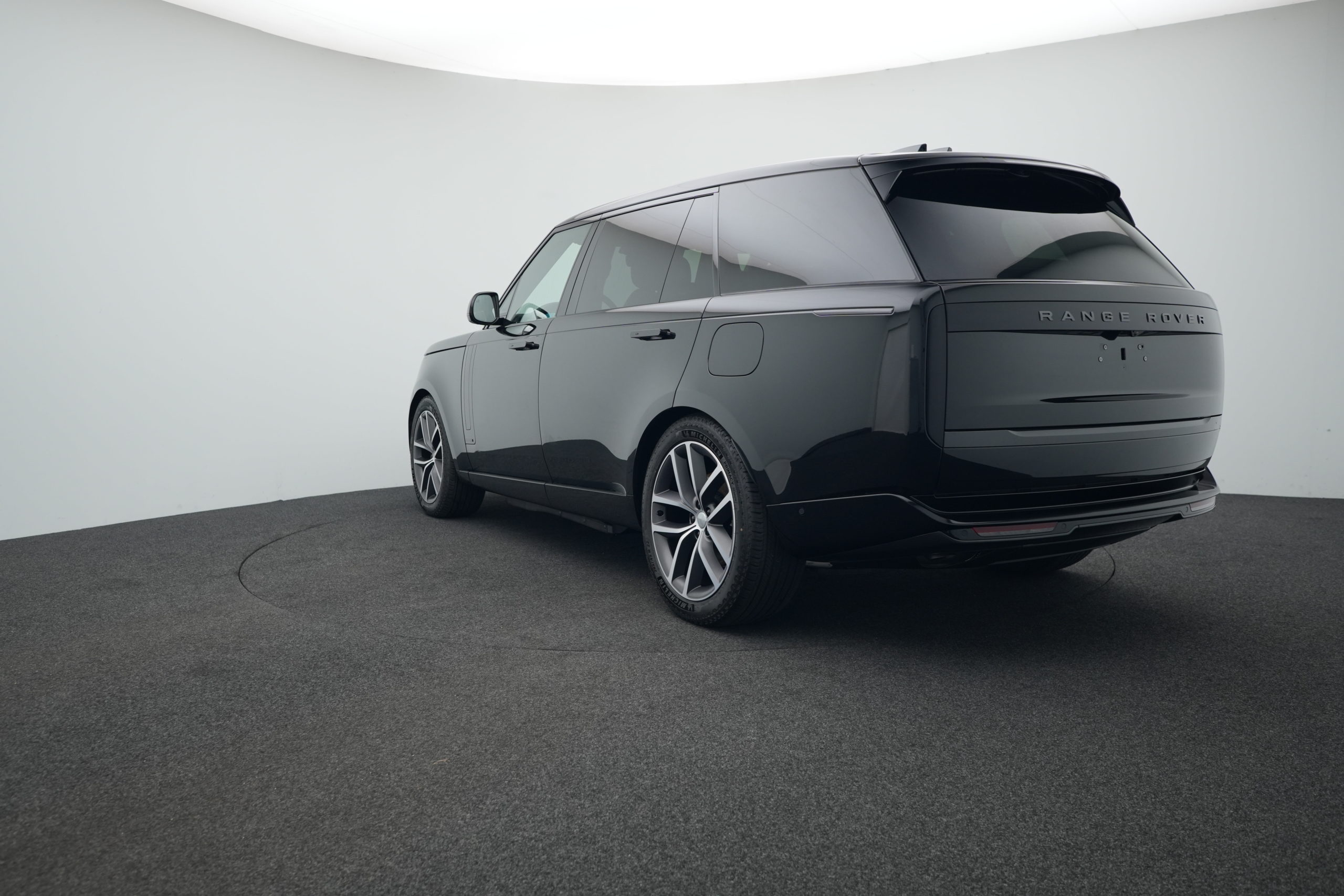 Range Rover Autobiography Long Wheelbase P460e hybrid with/without driver - Image 2
