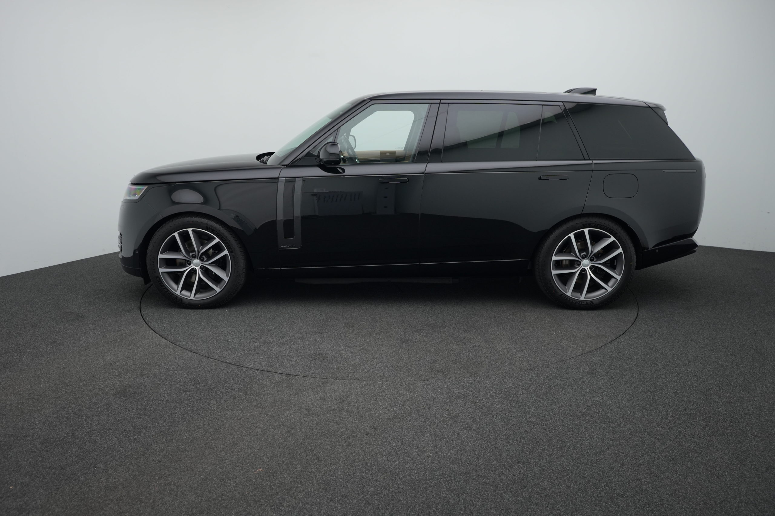 Range Rover Autobiography Long Wheelbase P460e hybrid with/without driver - Image 8