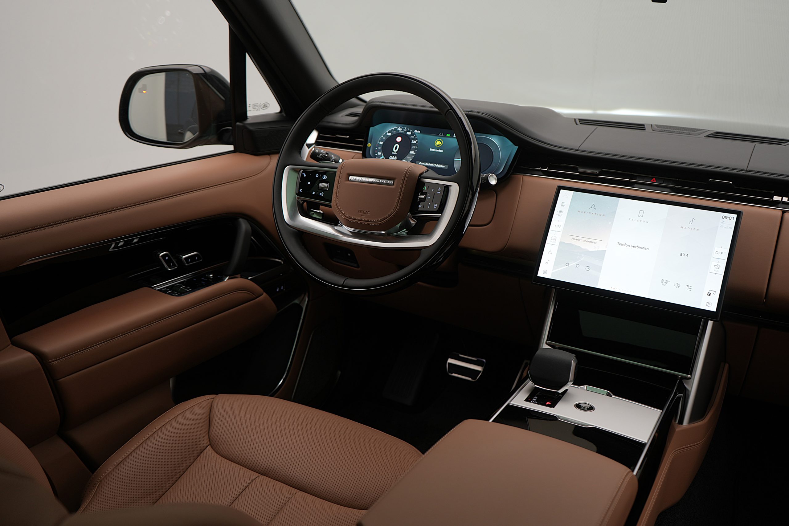 Range Rover Autobiography Long Wheelbase P460e hybrid with/without driver - Image 13
