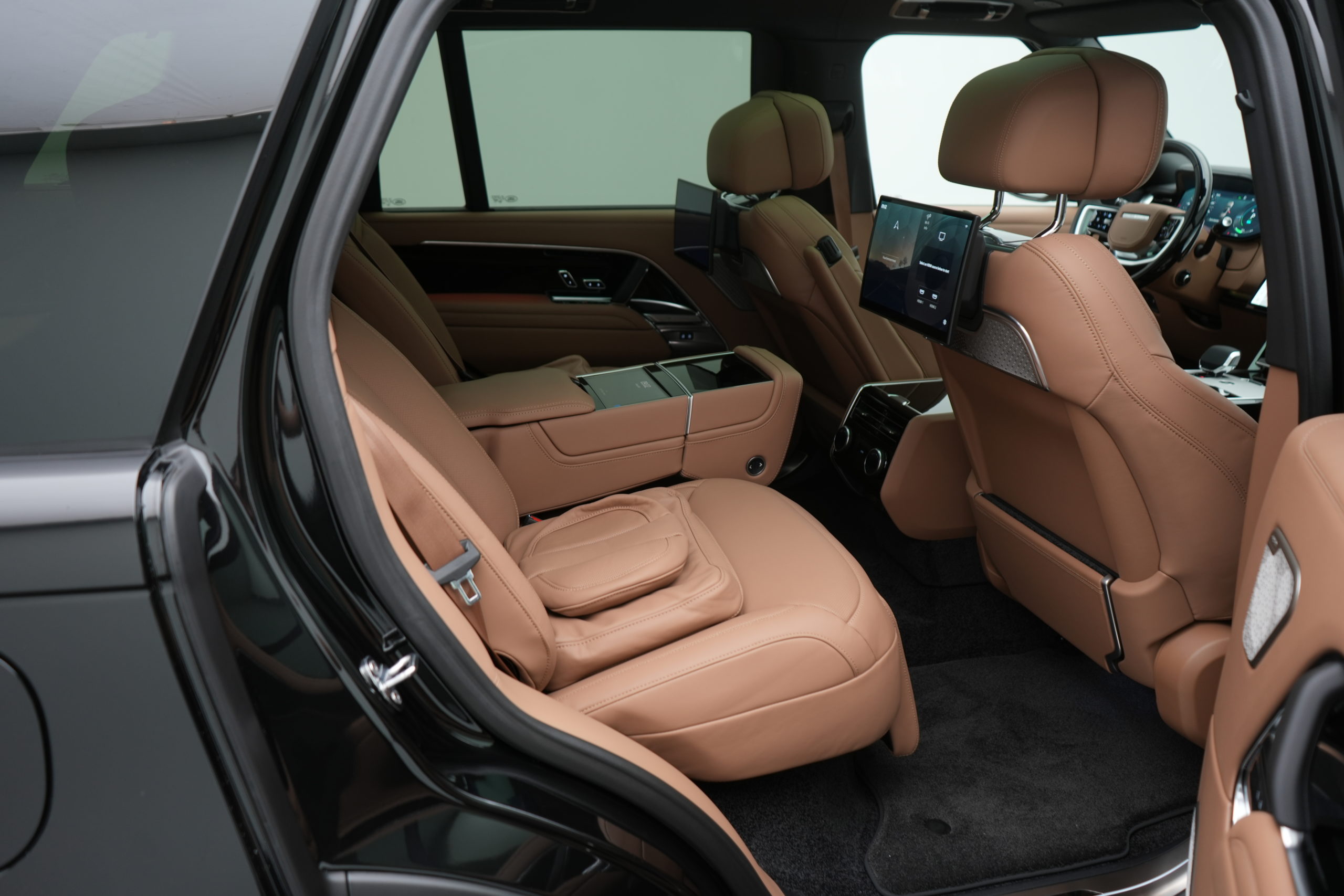 Range Rover Autobiography Long Wheelbase P460e hybrid with/without driver - Image 12