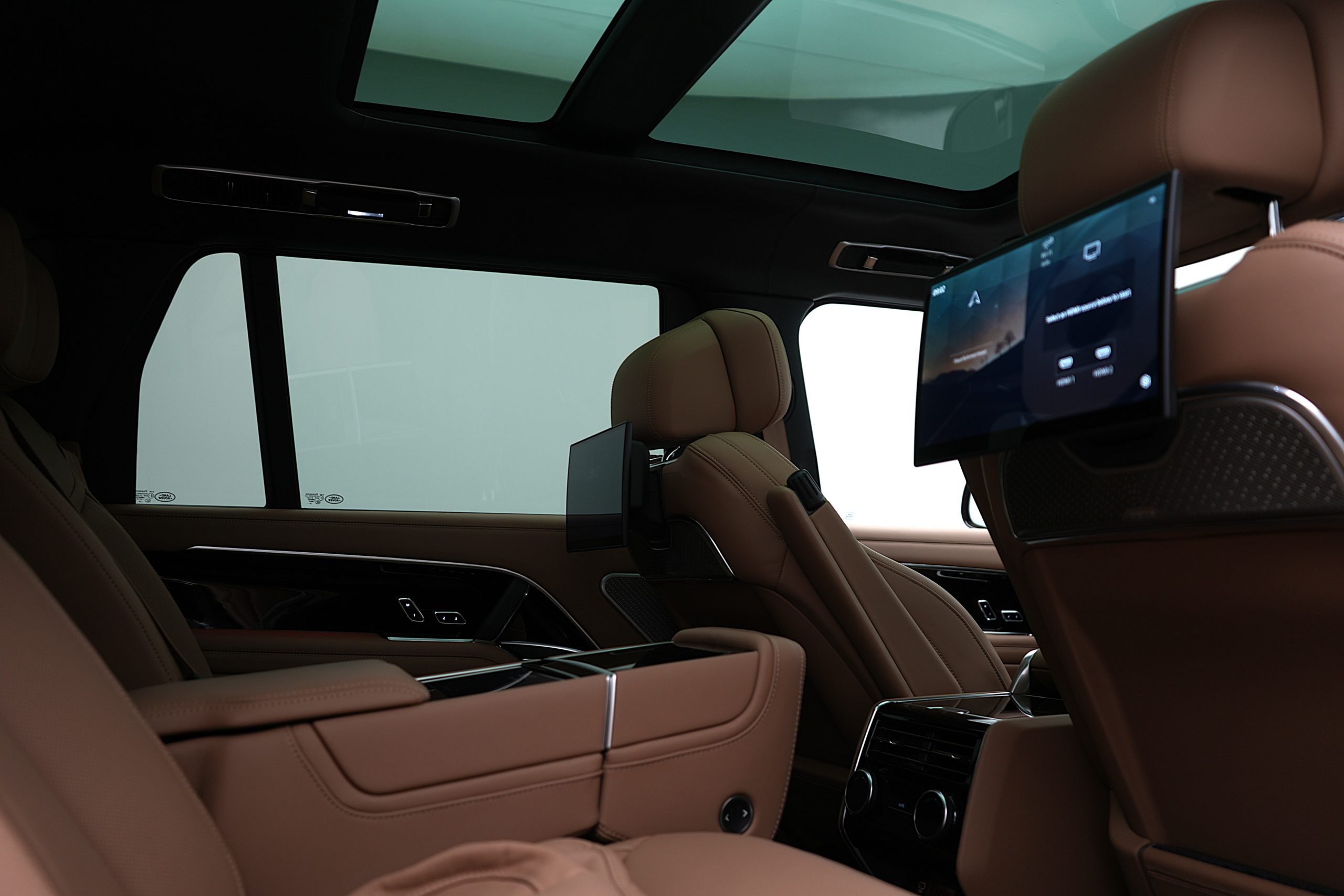 Range Rover Autobiography Long Wheelbase P460e hybrid with/without driver - Image 14