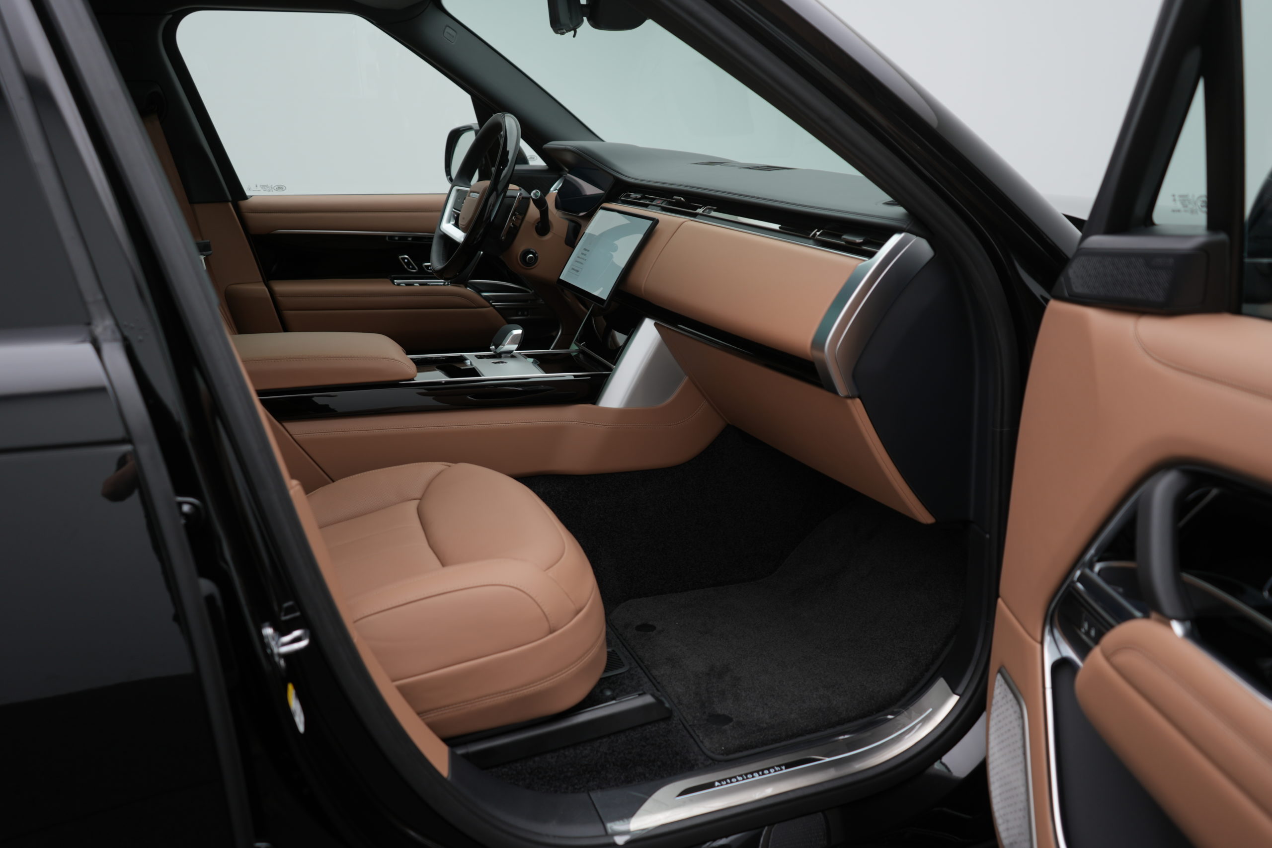 Range Rover Autobiography Long Wheelbase P460e hybrid with/without driver - Image 9