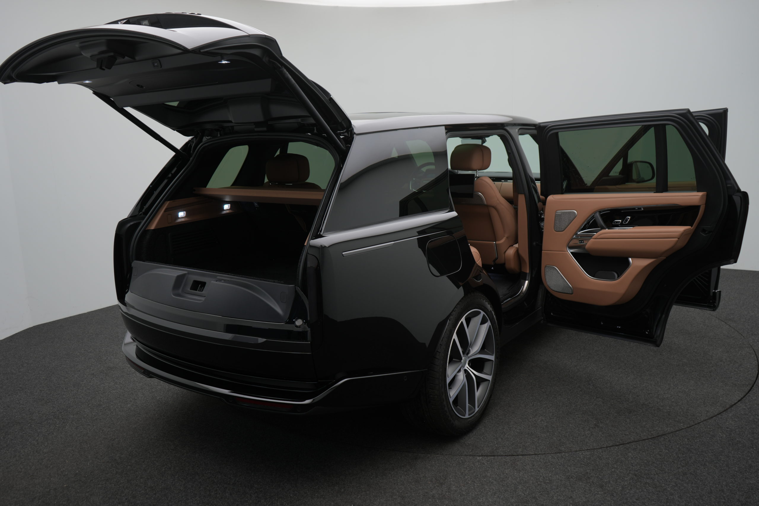 Range Rover Autobiography Long Wheelbase P460e hybrid with/without driver - Image 15