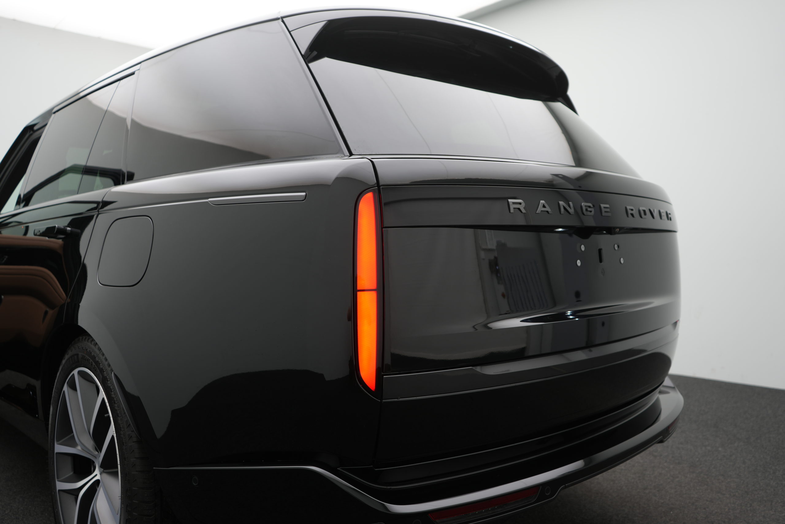 Range Rover Autobiography Long Wheelbase P460e hybrid with/without driver - Image 4