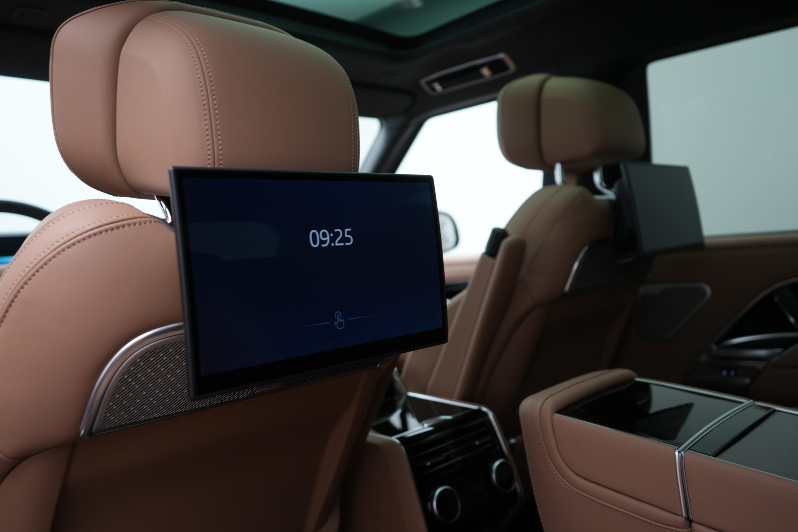 Range Rover Autobiography Long Wheelbase P460e hybrid with/without driver - Image 10